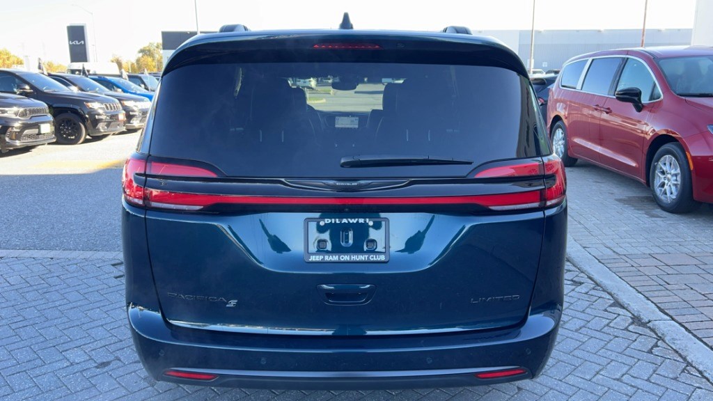 2023 Chrysler Pacifica Limited FWD