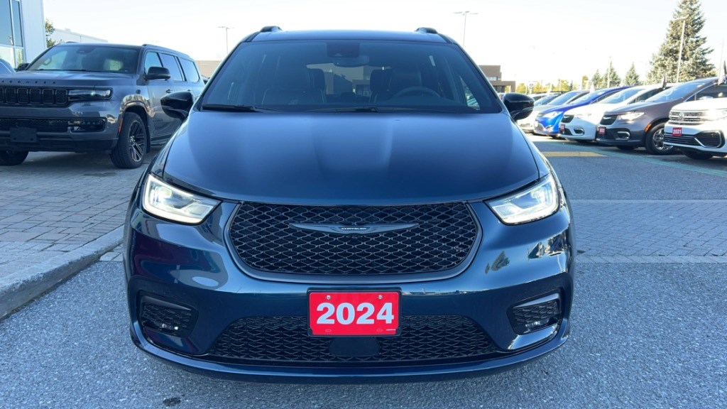 2023 Chrysler Pacifica Limited FWD